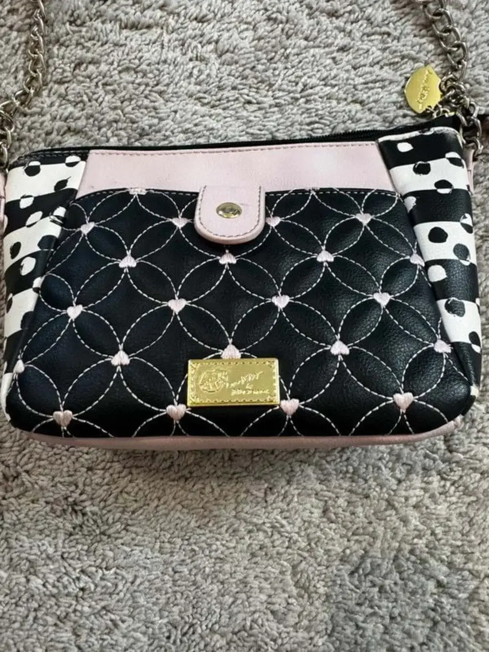 Betsey Johnson Black White Pink Quilted Heart Crossbody Detachable Strap Zip Mag